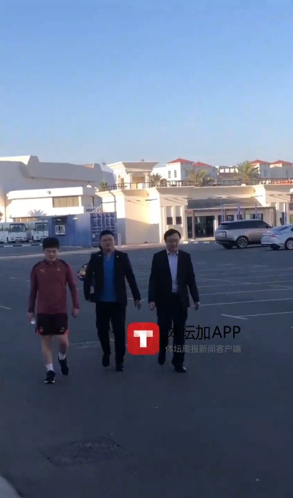 馬德興:迪拜領(lǐng)事館官員來到訓(xùn)練場地看望國足