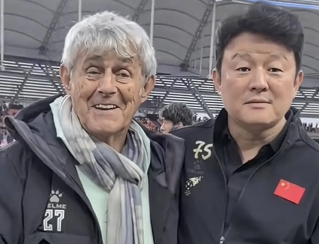 有點(diǎn)像?米盧差點(diǎn)將青島籍演員張磊誤認(rèn)為是孫繼海