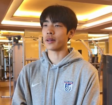 朱鵬宇:現(xiàn)在一邊踢球一邊上大學網課 大家說我挺像哈弗茨