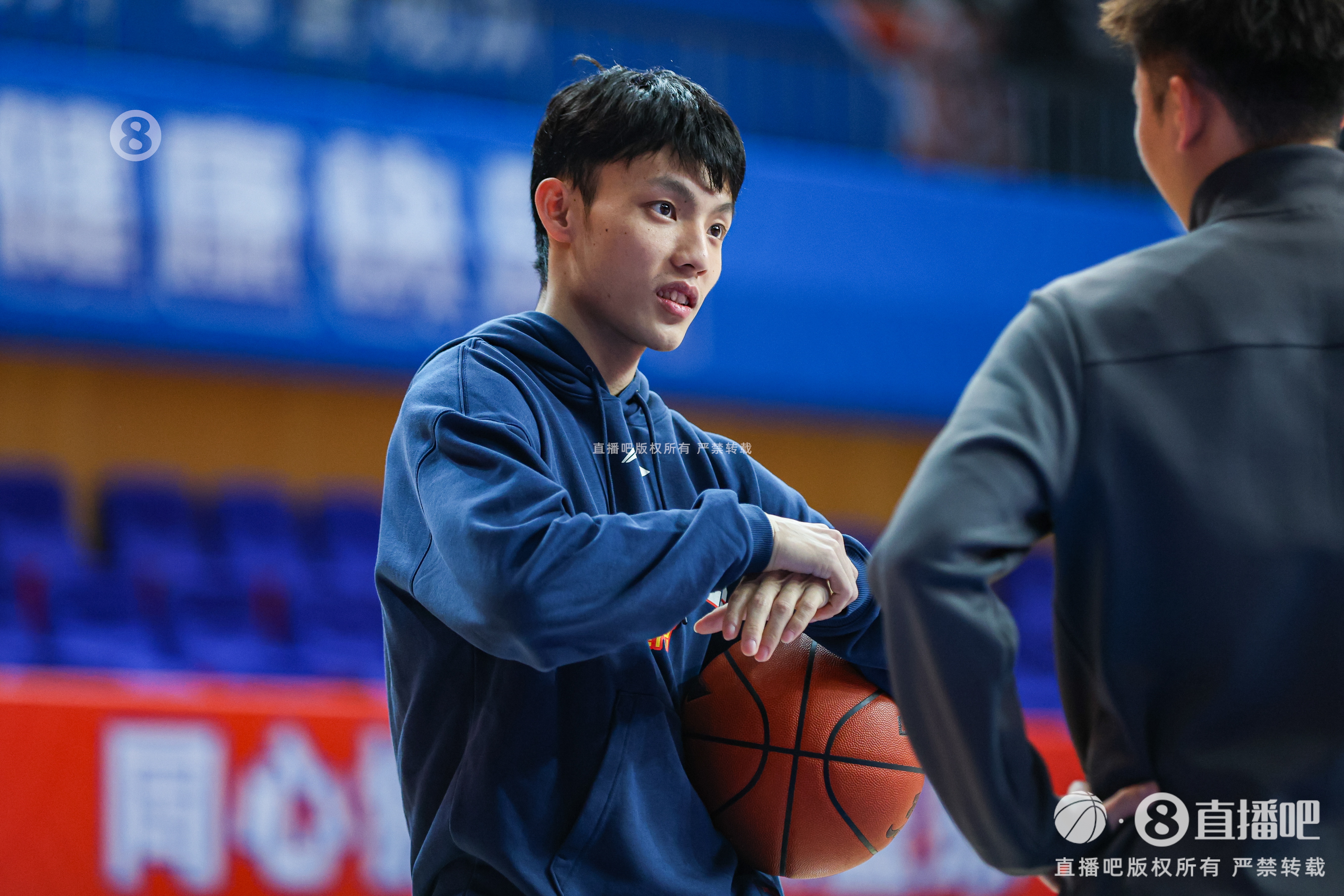 徐杰回應(yīng)“搓澡”防守:那不然我們小個怎么防 就得主動去騷擾球